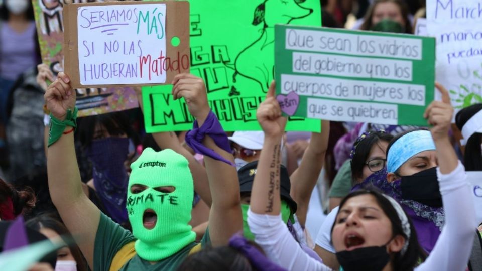 El “Colectivo 8M”, organizador del contingente principal, arrancó con más de mil personas