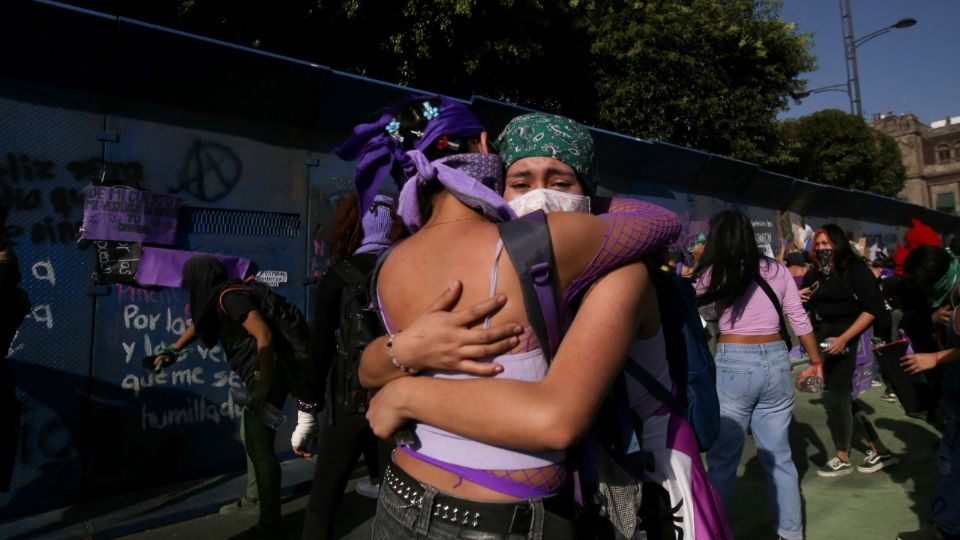 Mujeres policía se unieron a la manifestación y entonaron consignas feministas