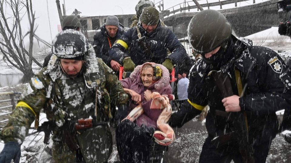 Una anciana es evacuada de la ciudad de Irpín. FOTO: AFO