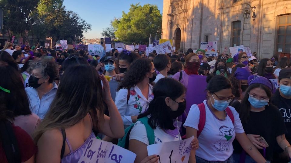 La corporación local detalló que a través de cámaras de vigilancia, identificó la presencia de hombres, en su mayoría encapuchados, infiltrados en las marchas.