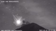 ¿Es un OVNI? Captan momento en que un bólido 'cae dentro' del Volcán Popocatépetl | VIDEO