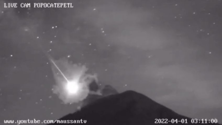 ¿Es un OVNI? Captan momento en que un bólido 'cae dentro' del Volcán Popocatépetl | VIDEO