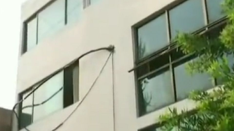 El hombre cayó de un edificio de cuatro pisos