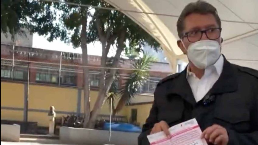 Hagan valer su derecho: Ricardo Monreal acude a las urnas y pide participar en la revocación de mandato