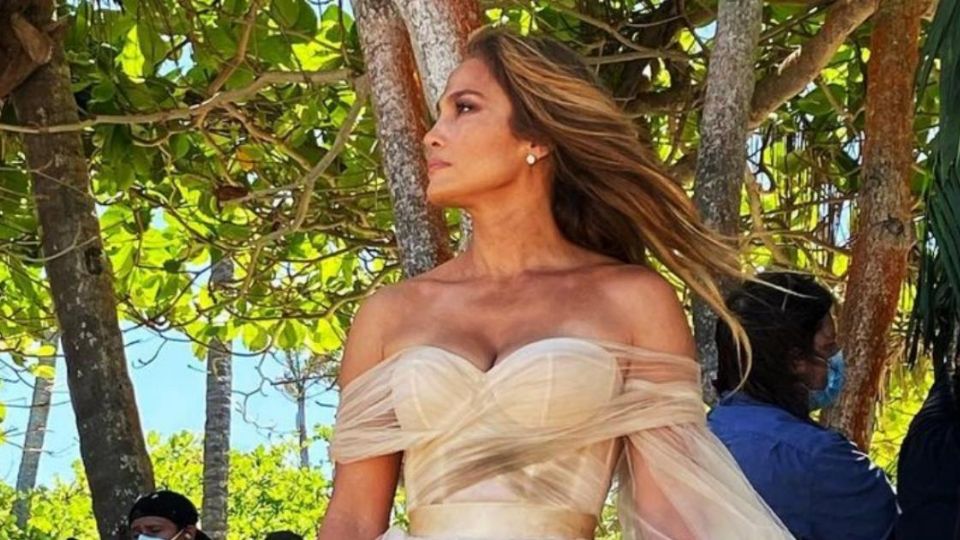 JLo muestra cómo portar una bolsa XXL sin importar el evento