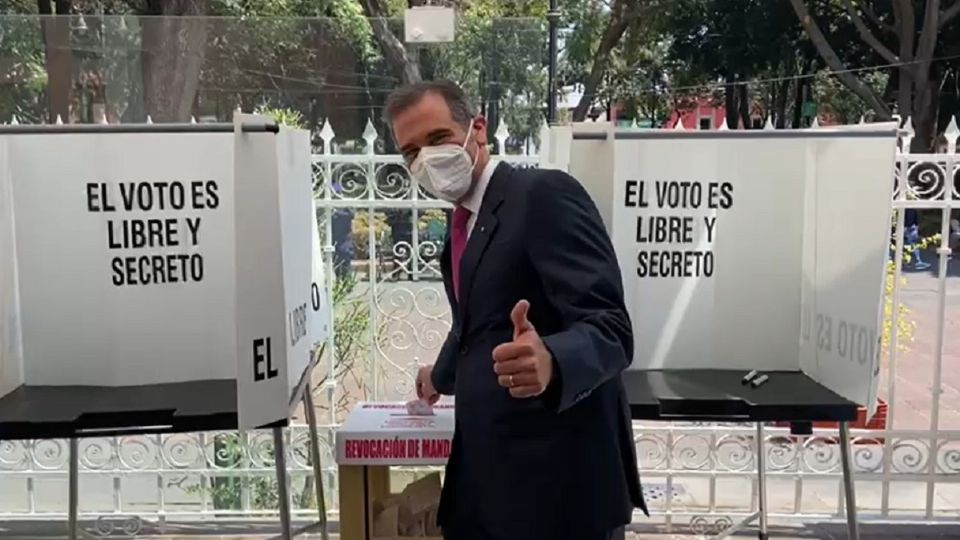 Se trasladó de la sede del INE en Tlalpan número 100 en la colonia Arenal al centro de Coyoacán para emitir su voto.