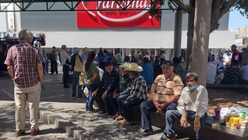 La caída en las ventas de cubrebocas empezó hace 15 días, cuando se registró una disminución de 90 por ciento. “Ahorita empezó a repuntar un poco más, pero sí cayó muchísimo la venta del cubrebocas”, señaló Becerra