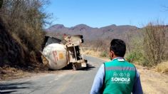 Volcadura termina con derrame de ácido clorhídrico sobre una carretera en Sonora