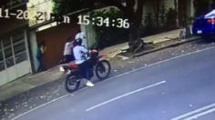 Así fue el MOMENTO EXACTO en que motociclistas asaltaron a una pareja en la Del Valle: VIDEO