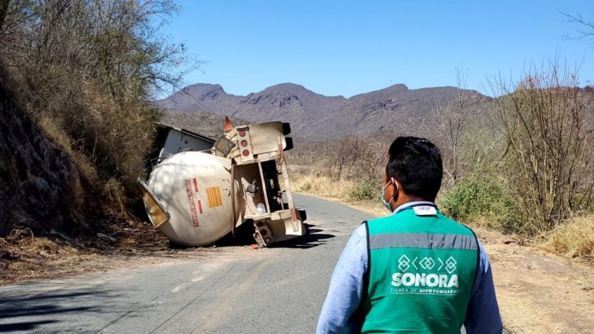 Volcadura termina con derrame de ácido clorhídrico sobre una carretera en Sonora