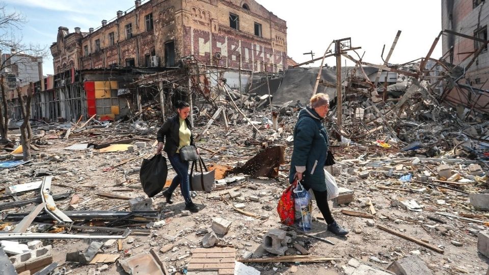 Habitantes de Ucrania en la ruina.