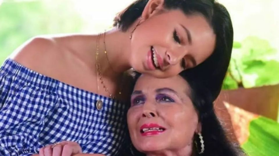 La joven cantante ama a su famosa abuelita, Doña Flor Silvestre