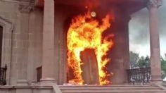 Incendio de puerta del Palacio de Gobierno fue en respuesta a violencia policial, asegura activista