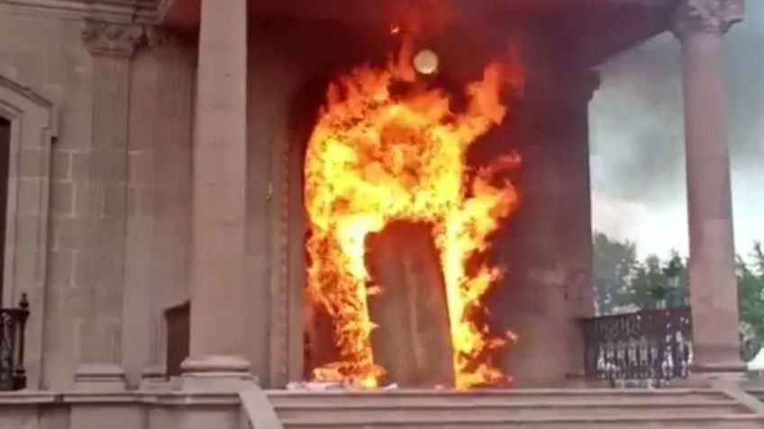 Incendio de puerta del Palacio de Gobierno fue en respuesta a violencia policial, asegura activista