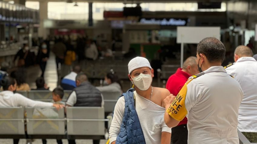 Aplican vacunas a viajeros en terminales camioneras de Toluca y Acapulco