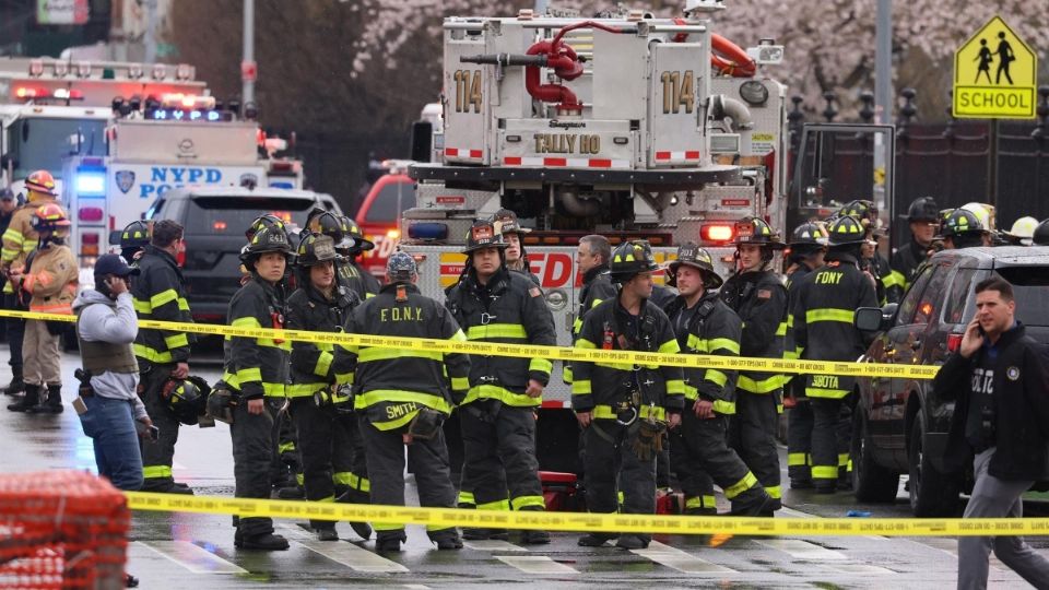 La Policía local cree que al mismo tiempo detonaron una bomba y luego dispararon en la estación de Brooklyn.