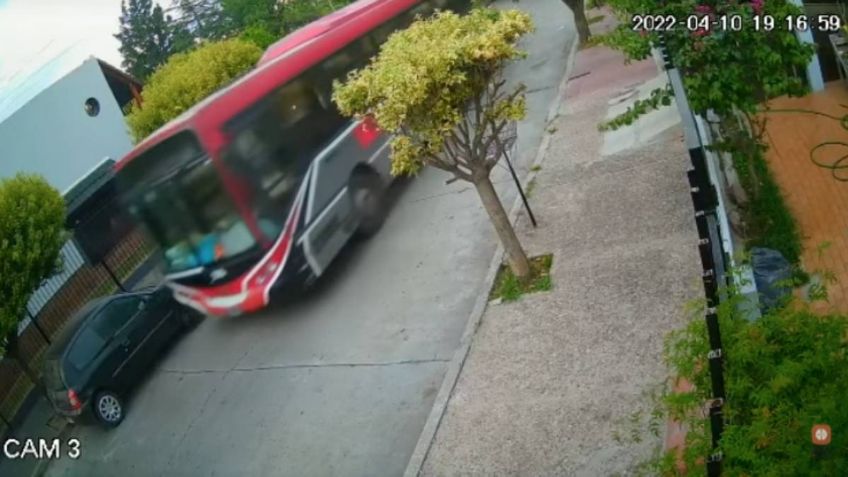 Niño roba autobús descompuesto, lo maneja por más de 30 cuadras y al chocar lo abandona | VIDEO