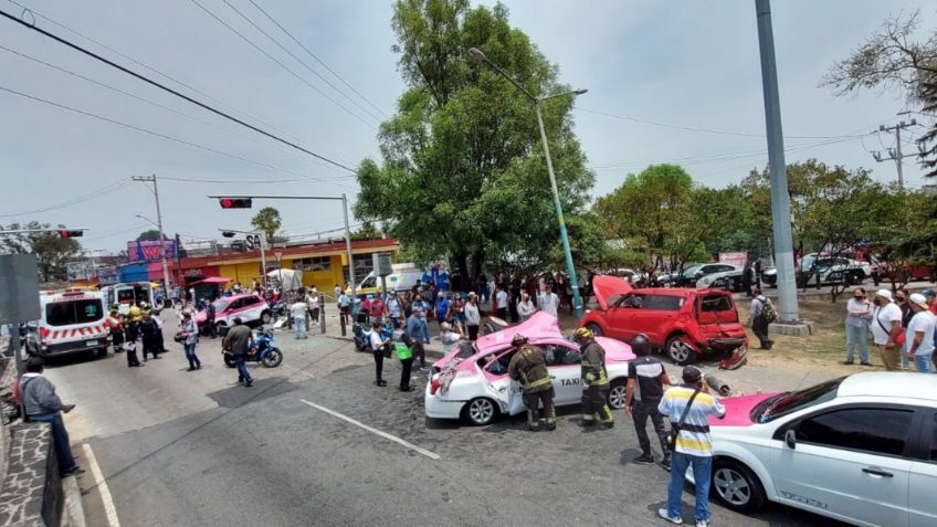 Momento exacto en que un camión impacta a varios autos y una motocicleta en pleno Tlalpan | VIDEO