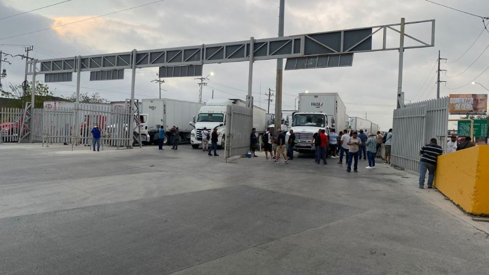 Los camiones que llevan perecederos, electrodomésticos, autopartes y detergentes a Estados Unidos, comenzaron a ingresar, aunque de manera lenta por el Puente Reynosa-Pharr.