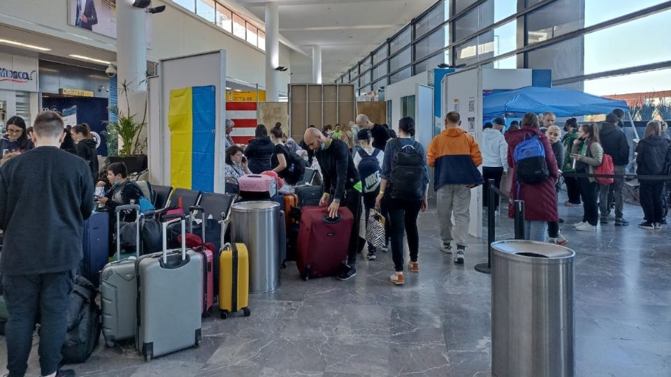 Designan área más amplia para migrantes en el Aeropuerto de Tijuana 
