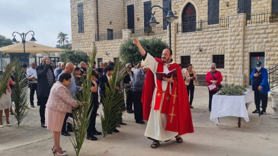 Sacerdote se alegra del interés que tienen los judíos por sus servicios
