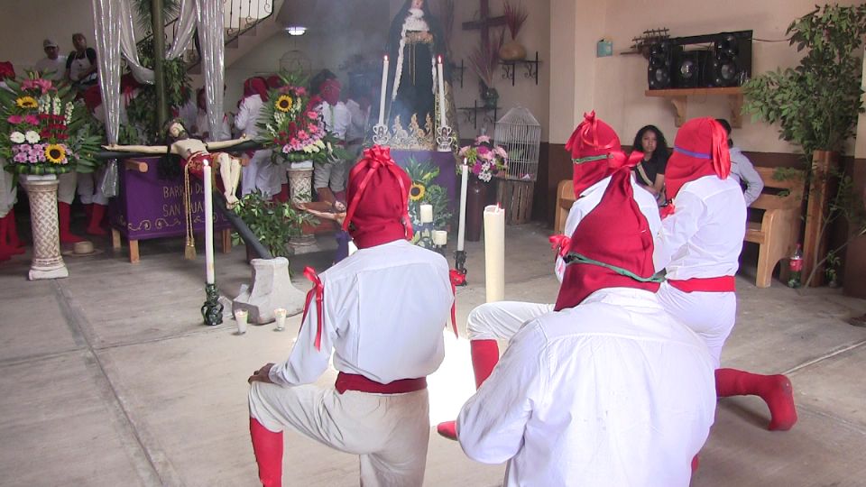 Mantienen vivos rituales que iniciaron hace 500 años. veneran a 12 cristos
