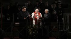 Papa Francisco preside el Vía Crucis en el Coliseo de Roma