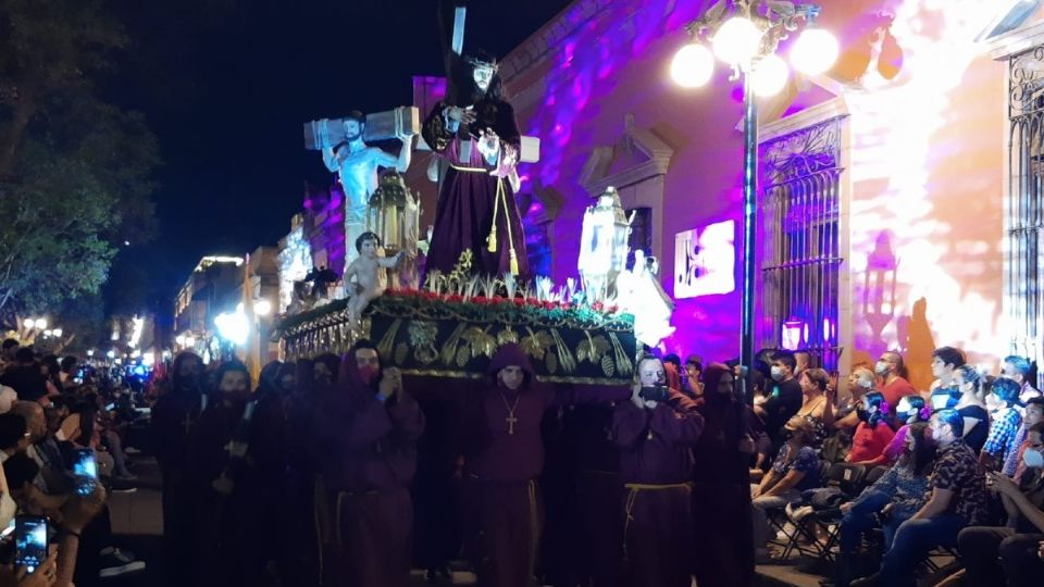 La inmensa mayoría de los cofrades usaban mascarilla del color de su indumentaria