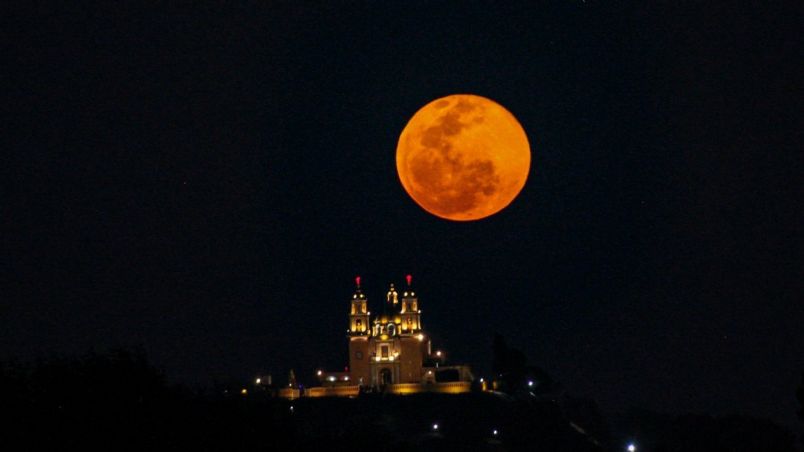 La Luna rosa descansa sobre Cholula, Puebla