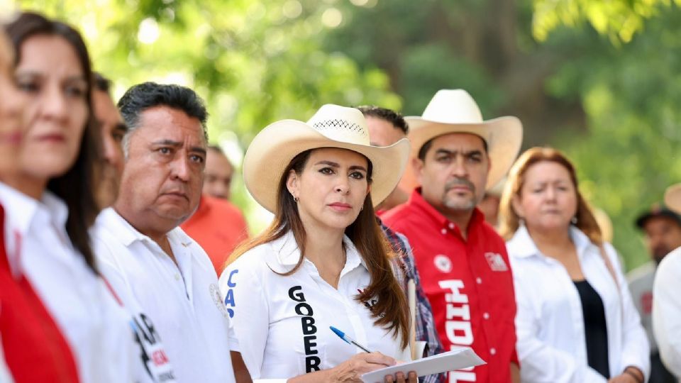 Carolina Viggiano compartió puntos de vista con los campesinos del estado de Hidalgo 
FOTO: PRI Hidalgo