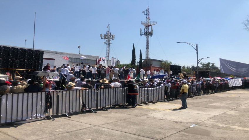 Manifestantes cierran calles aledañas a San Lázaro