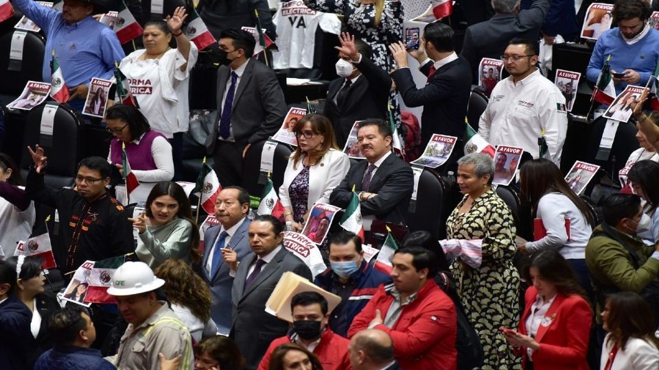 Las arengas de ambos bandos no cesaron por varios minutos, al grito de “¡traidores, traidores, traidores!