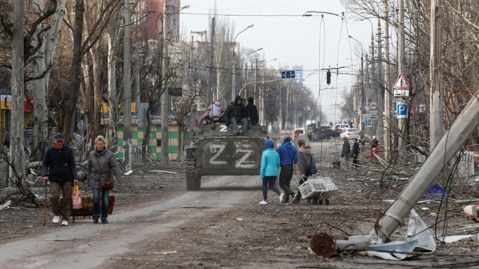 Calle dañada durante el conflicto entre Ucrania y Rusia, en la ciudad portuaria sureña de Mariúpol