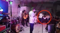 Terror en concierto: acuchilló a su ex en pleno escenario por recibir una rosa de querido cantante de regional mexicano