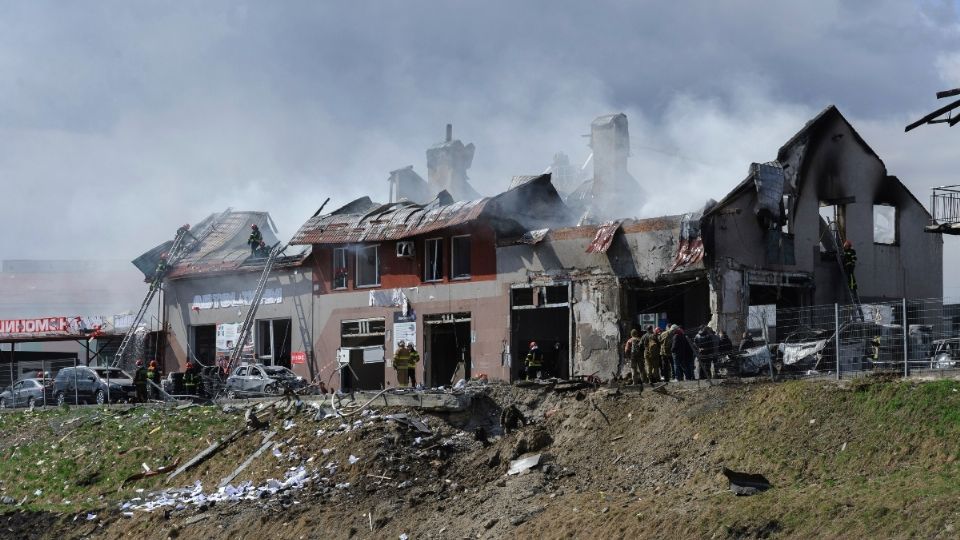 Militares y rescatistas ucranianos inspeccionaron ayer el sitio de ataques rusos contra edificios en Leópolis