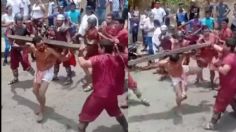 VIDEO: Azotan salvajemente a Jesús en viacrucis y trata de defenderse con patadas