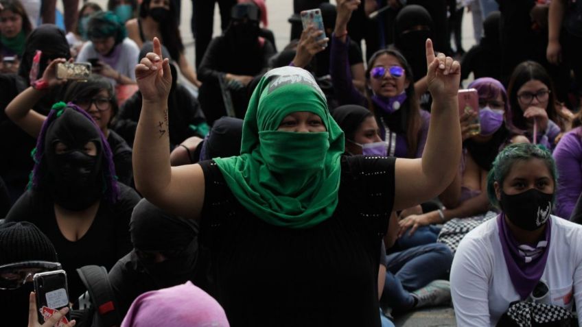 Concluye la marcha feminista; policías les impiden llegar al Zócalo capitalino