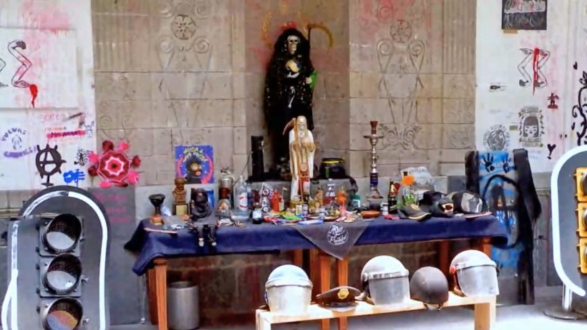 Un altar a la Santa Muerte, muñecos vestidos de policías y todo lo que tenían el Grupo Okupa en la CNDH