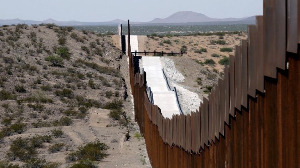 Al parecer la migrante mexicana trepó el muro con ayuda de una escalera.