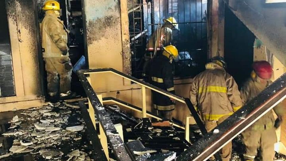 Los bomberos ingresaron al inmueble donde se desalojaron al menos  17 personas