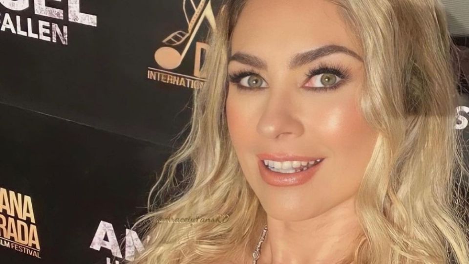 Aracely Arámbula sorprende con vestido azul. FOTO: Instagram @aracelyarambula