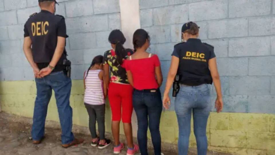 Las tres hermanas fueron llevadas al Juzgado de Paz para se atendidas.