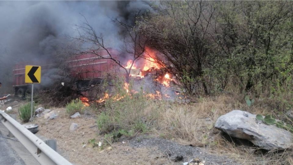 Muere familia calcinada en accidente carretero