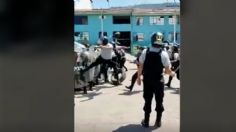 Policías entrenaban contra disturbios y terminan en FUERTE pelea campal | VIDEO