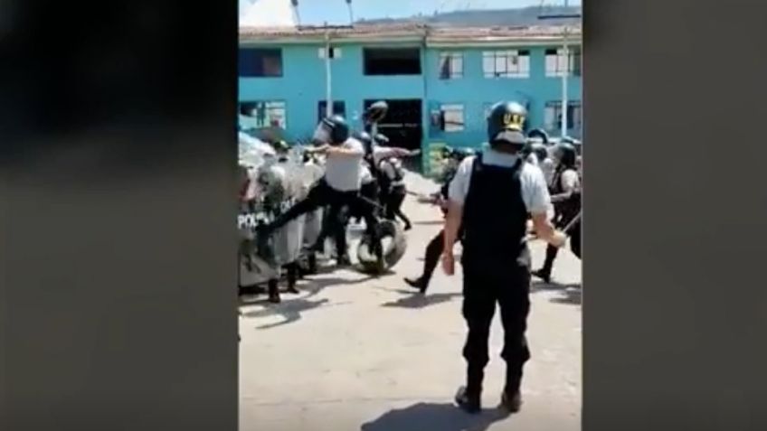 Policías entrenaban contra disturbios y terminan en FUERTE pelea campal | VIDEO