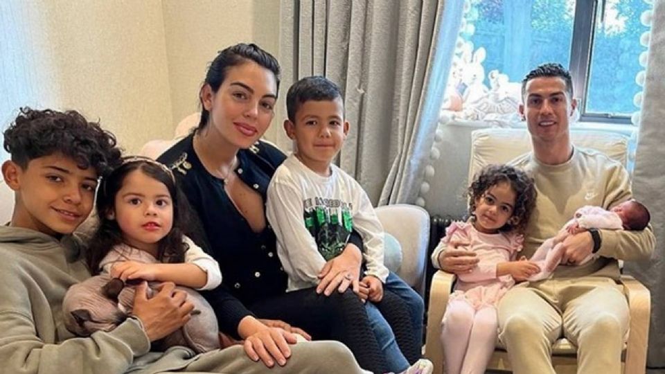 Cristiano Ronaldo reaparece con su familia y presenta a su nuevo bebé