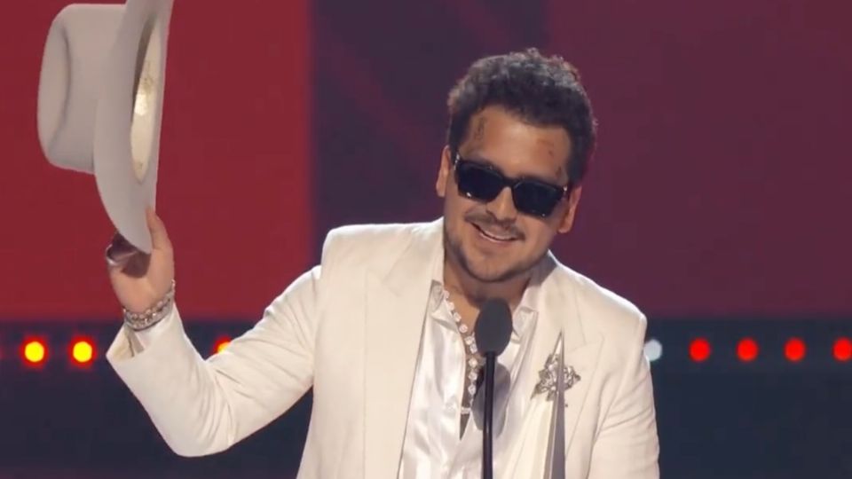 Christian Nodal recibió el premio 'Evolución Extraordinaria'