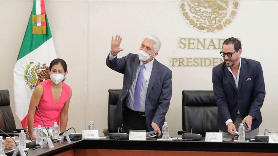 RENDICIÓN. Germán Martínez Santoyo (centro) presentó informe ante legisladores de la Comisión de Recursos Hidráulicos del Senado