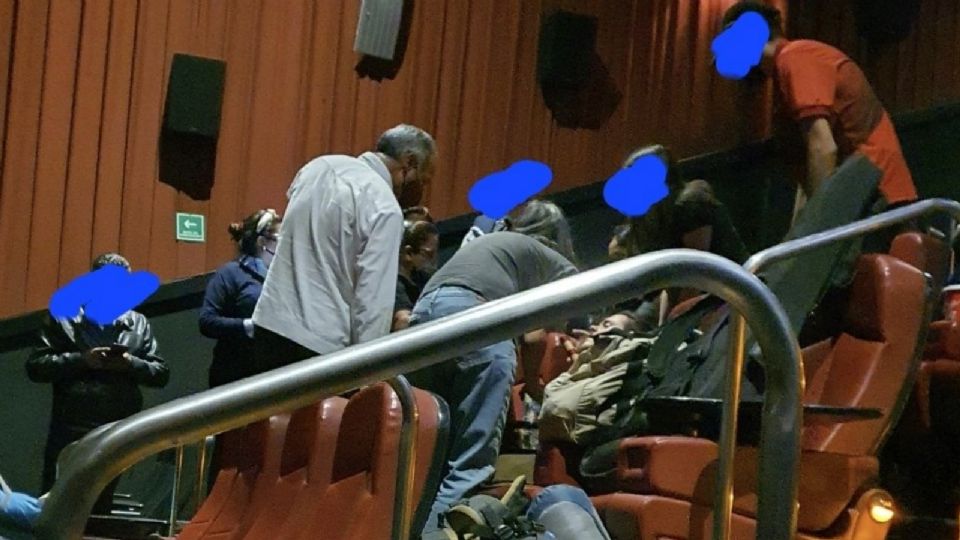 El funcionario reaccionó de inmediato en un cine de la CDMX