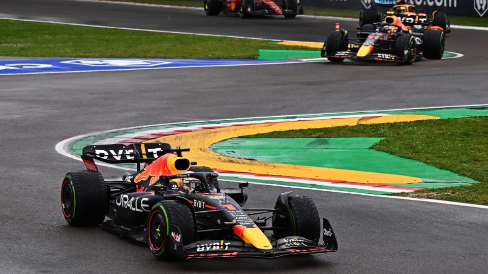 Max Verstappen y Checo Pérez al frente de la parrilla.